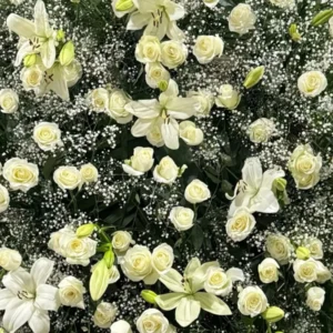 Corona Fúnebre 100 Rosas Blancas Con Lilis Blancas y Gypso